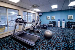 - une salle de sport avec un tapis de course et un vélo d'appartement dans l'établissement Fairfield Inn & Suites by Marriott Wausau, à Weston