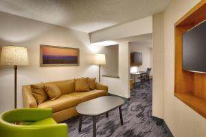Fairfield Inn and Suites Sierra Vista في سييرا فيستا: غرفة معيشة مع أريكة وطاولة