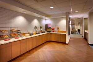 a large kitchen with aasteryasteryasteryasteryasteryasteryasteryasteryasteryasteryastery at Fairfield Inn and Suites Sierra Vista in Sierra Vista