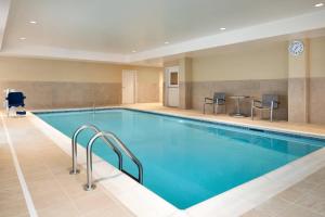 een groot zwembad in een hotelkamer bij TownePlace Suites by Marriott Dubuque Downtown in Dubuque