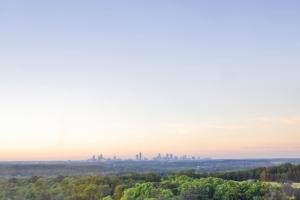 una vista de la ciudad de Filadelfia desde la parte superior de la torre en Fairfield Inn & Suites by Marriott Atlanta Vinings/Galleria en Atlanta