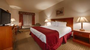 Habitación de hotel con cama y TV en Best Western Plus Lake Elsinore Inn & Suites en Lake Elsinore