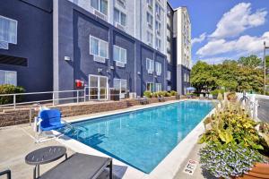 a swimming pool in front of a building at Fairfield Inn & Suites by Marriott Atlanta Vinings/Galleria in Atlanta