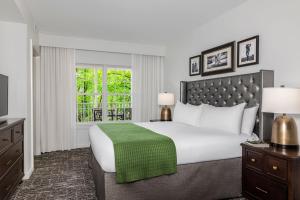 Postel nebo postele na pokoji v ubytování Marriott's Fairway Villas + 24 fotografií