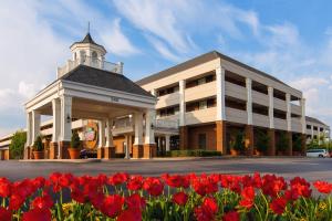 un edificio con flores rojas delante de él en The Inn at Opryland, A Gaylord Hotel en Nashville