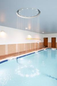 een groot zwembad met een kroonluchter erboven bij SpringHill Suites Wenatchee in Wenatchee