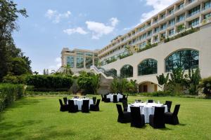 un groupe de tables sur la pelouse d'un hôtel dans l'établissement Kigali Marriott Hotel, à Kigali