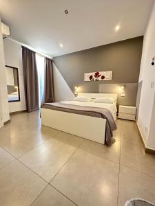 ein Schlafzimmer mit einem großen Bett in einem Zimmer in der Unterkunft Le Tre Rose in Terrasini