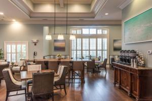 uma grande sala de jantar com uma grande mesa e cadeiras em Residence Inn By Marriott Charleston Mt. Pleasant em Charleston