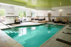 une piscine dans le hall d'un hôtel dans l'établissement Fairfield Inn & Suites Indianapolis Avon, à Avon