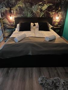 布達佩斯的住宿－Jungle Inn，一张大床,配有黑白床单和枕头