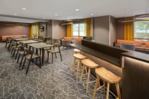 a restaurant with tables and chairs and a bar at SpringHill Suites Austin Round Rock in Round Rock