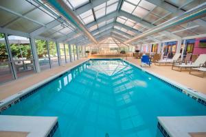 een groot zwembad met blauw water bij Fairfield Inn & Suites by Marriott Lynchburg Liberty University in Lynchburg