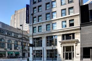 ein Gebäude an der Ecke einer Stadtstraße in der Unterkunft Courtyard by Marriott Cincinnati Downtown in Cincinnati