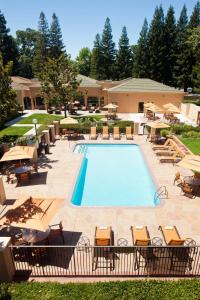 a pool with chairs and tables and a resort at Courtyard Sacramento Airport Natomas in Sacramento