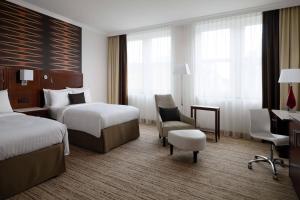 Cette chambre comprend deux lits et un bureau. dans l'établissement Cologne Marriott Hotel, à Cologne