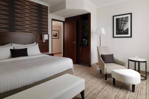 Postel nebo postele na pokoji v ubytování Cologne Marriott Hotel