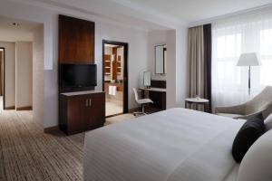 TV a/nebo společenská místnost v ubytování Cologne Marriott Hotel