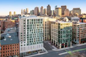 uma vista aérea de uma cidade com edifícios altos em Courtyard Boston Downtown/North Station em Boston