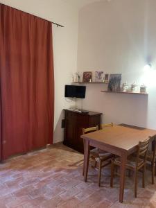 Μια τηλεόραση ή/και κέντρο ψυχαγωγίας στο Tosca Apartment con Giardino Privato e AC nell'incantato Borgo Medievale di Suvereto