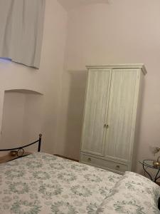 Ένα ή περισσότερα κρεβάτια σε δωμάτιο στο Tosca Apartment con Giardino Privato e AC nell'incantato Borgo Medievale di Suvereto