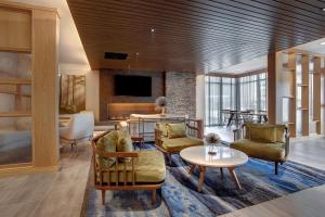 Fairfield by Marriott Inn & Suites Denver Southwest, Littleton في ليتلتون: غرفة معيشة مع كراسي وطاولة