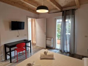 Un dormitorio con un escritorio y una silla roja. en BB 26 Olbia, en Olbia