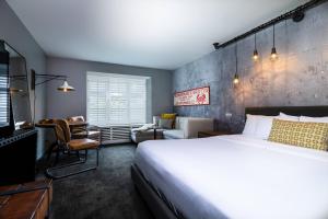 1 dormitorio con 1 cama grande y sala de estar en Marriott Vacation Club®, San Francisco  , en San Francisco