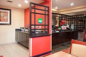 TownePlace Suites El Centro في السنترو: مطعم وجبات سريعة مع عامود احمر مع كونتر