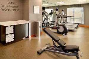 een fitnessruimte met verschillende loopbanden en crosstrainers bij Fairfield Inn & Suites by Marriott Martinsburg in Martinsburg