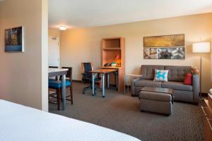 Zona de estar de TownePlace Suites by Marriott Chicago Naperville