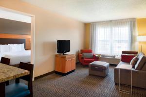Televízia a/alebo spoločenská miestnosť v ubytovaní TownePlace Suites by Marriott Chicago Naperville