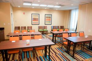 une salle de classe avec des tables et des chaises dans une salle dans l'établissement Fairfield Inn & Suites by Marriott Springfield Northampton/Amherst, à Northampton