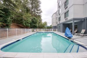 uma piscina em frente a um edifício em Fairfield Inn & Suites Raleigh Crabtree Valley em Raleigh