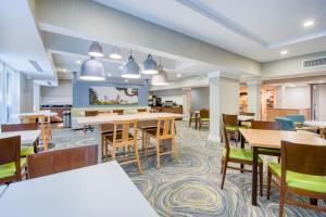 een afbeelding van een eetkamer met tafels en stoelen bij Fairfield Inn & Suites Raleigh Crabtree Valley in Raleigh