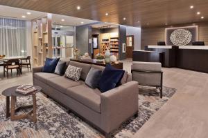 un soggiorno con divano e tavolo di Fairfield Inn & Suites by Marriott Birmingham Colonnade a Birmingham