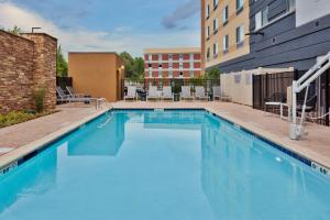 ein Pool mit blauem Wasser in einem Gebäude in der Unterkunft Fairfield Inn & Suites by Marriott Birmingham Colonnade in Birmingham