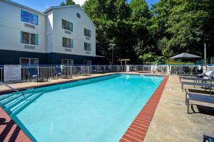a large swimming pool in front of a building at Fairfield Inn & Suites by Marriott Atlanta Kennesaw in Kennesaw