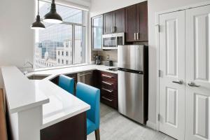 Kuchyň nebo kuchyňský kout v ubytování Residence Inn by Marriott Wilmington Downtown