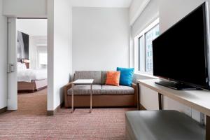 TV a/nebo společenská místnost v ubytování Residence Inn by Marriott Wilmington Downtown