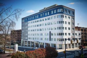 un gran edificio blanco con muchas ventanas en Residence Inn by Marriott Wilmington Downtown en Wilmington