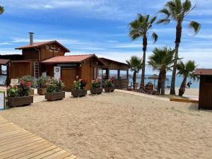 een resort op het strand met bloemen en palmbomen bij Torrenueva Lux Seaview Apartment close to Marbella in La Cala de Mijas