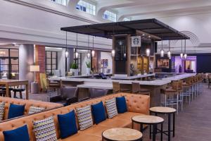 un gran vestíbulo con bar, mesas y sillas en Marriott Vacation Club®, San Diego    en San Diego