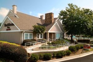 ein Haus mit einer Veranda und einer Treppe davor in der Unterkunft Residence Inn by Marriott Atlanta Cumberland/Galleria in Atlanta