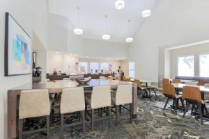 uma sala de jantar com mesa e cadeiras em Residence Inn by Marriott Atlanta Cumberland/Galleria em Atlanta