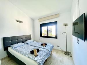 una camera da letto con un letto con due peluche sopra di Torrenueva Lux Seaview Apartment close to Marbella a La Cala de Mijas