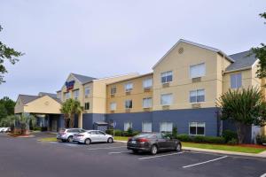 un hotel con coches estacionados en un estacionamiento en Fairfield Inn & Suites Hattiesburg / University, en Hattiesburg