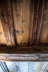 a close up of a wooden ceiling at Jena The Grand Piano Suite in Jena