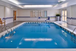 uma grande piscina com água azul em Fairfield Inn & Suites Hattiesburg / University em Hattiesburg