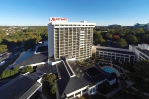 una vista aérea de un atrio hotel en Atlanta Marriott Northwest at Galleria en Atlanta